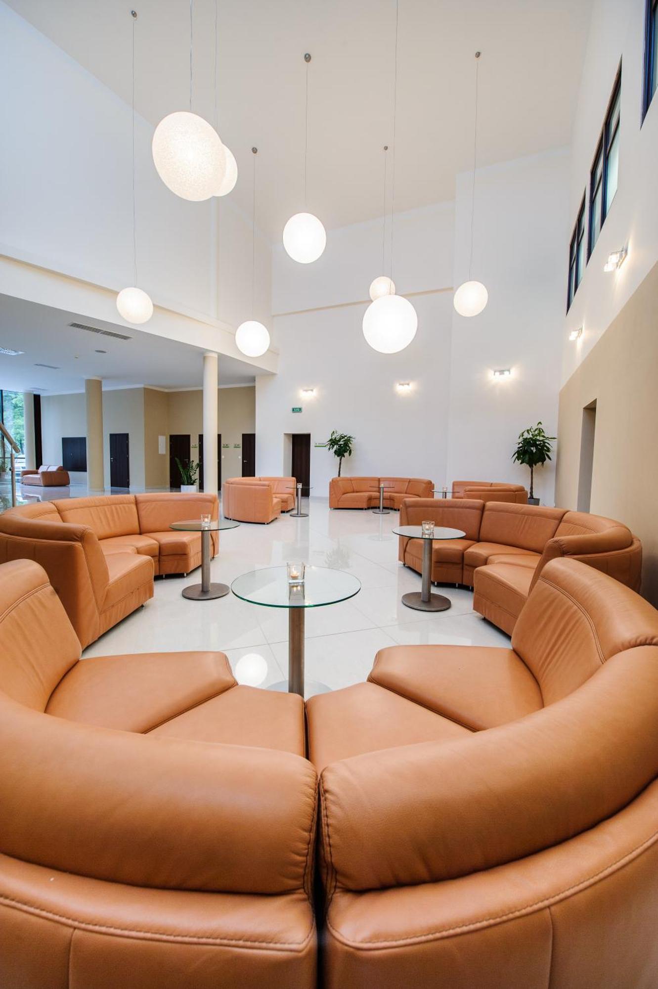 Hotel Trzebnica Kültér fotó