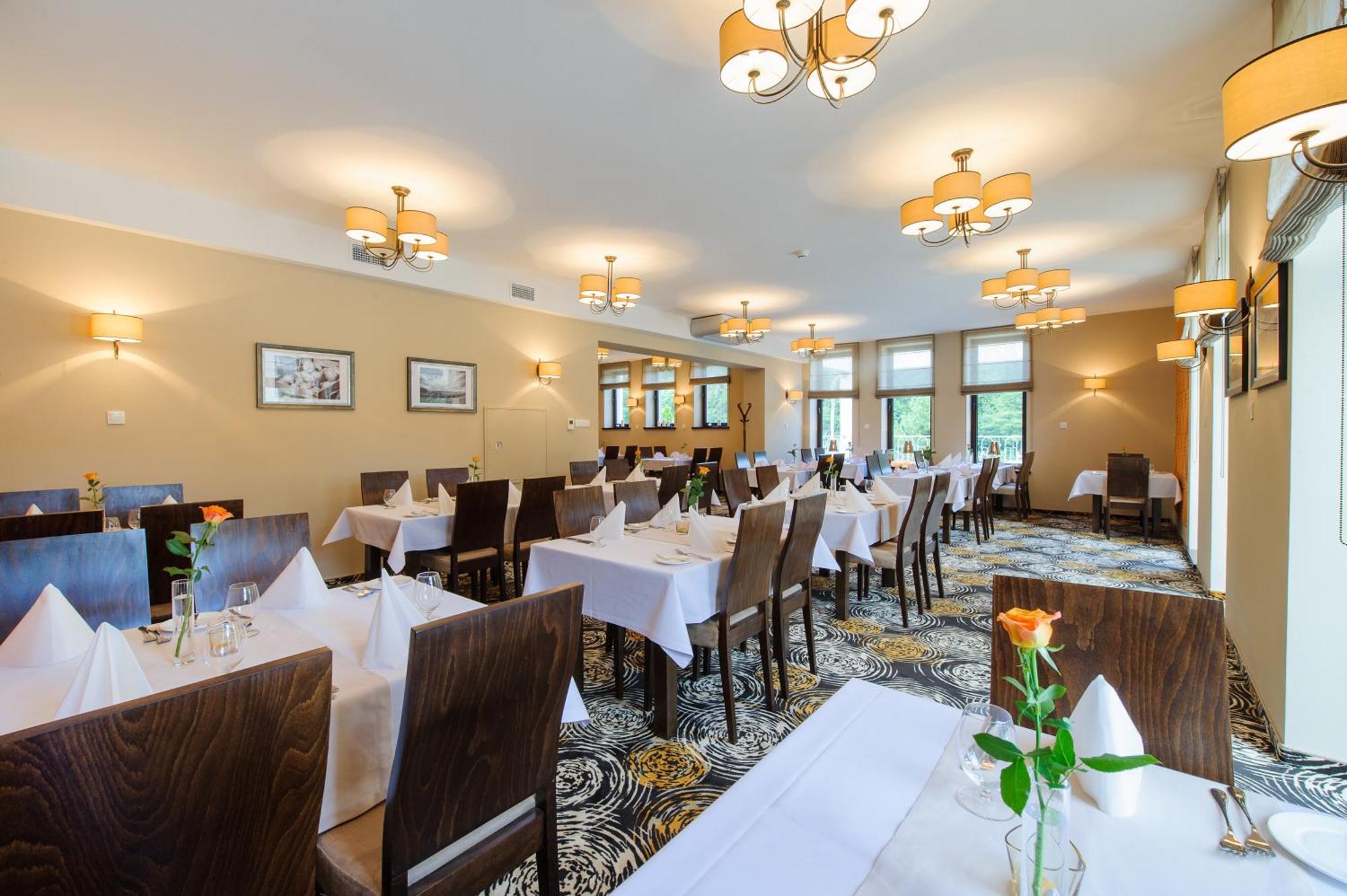 Hotel Trzebnica Kültér fotó