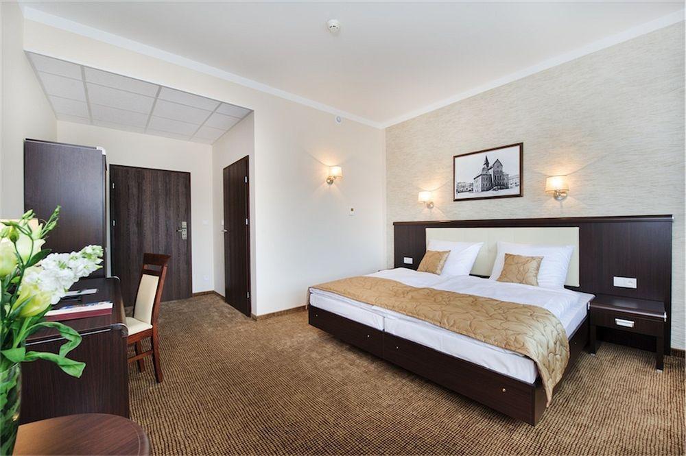 Hotel Trzebnica Kültér fotó
