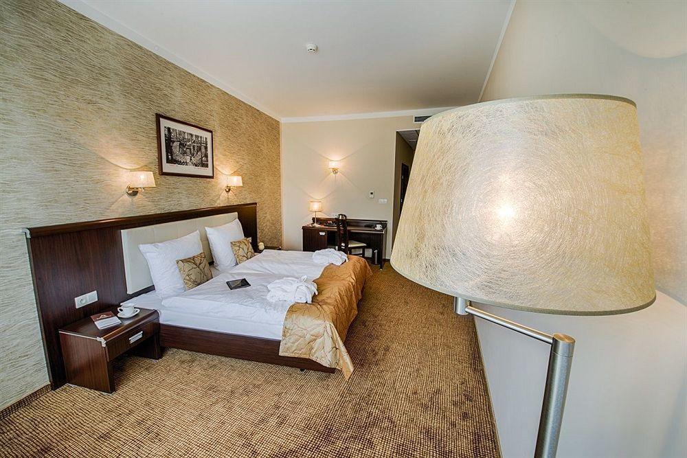 Hotel Trzebnica Kültér fotó