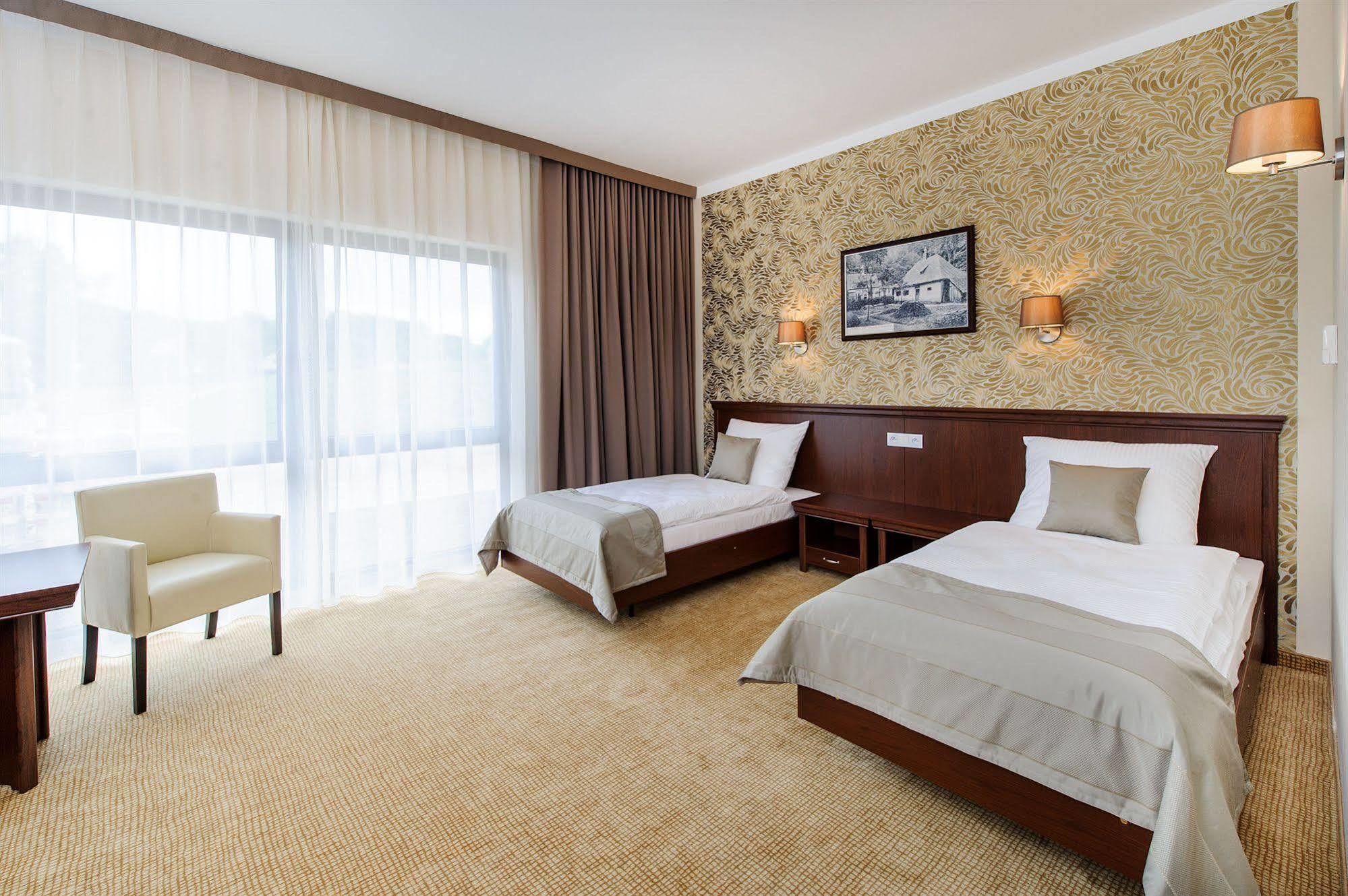 Hotel Trzebnica Kültér fotó