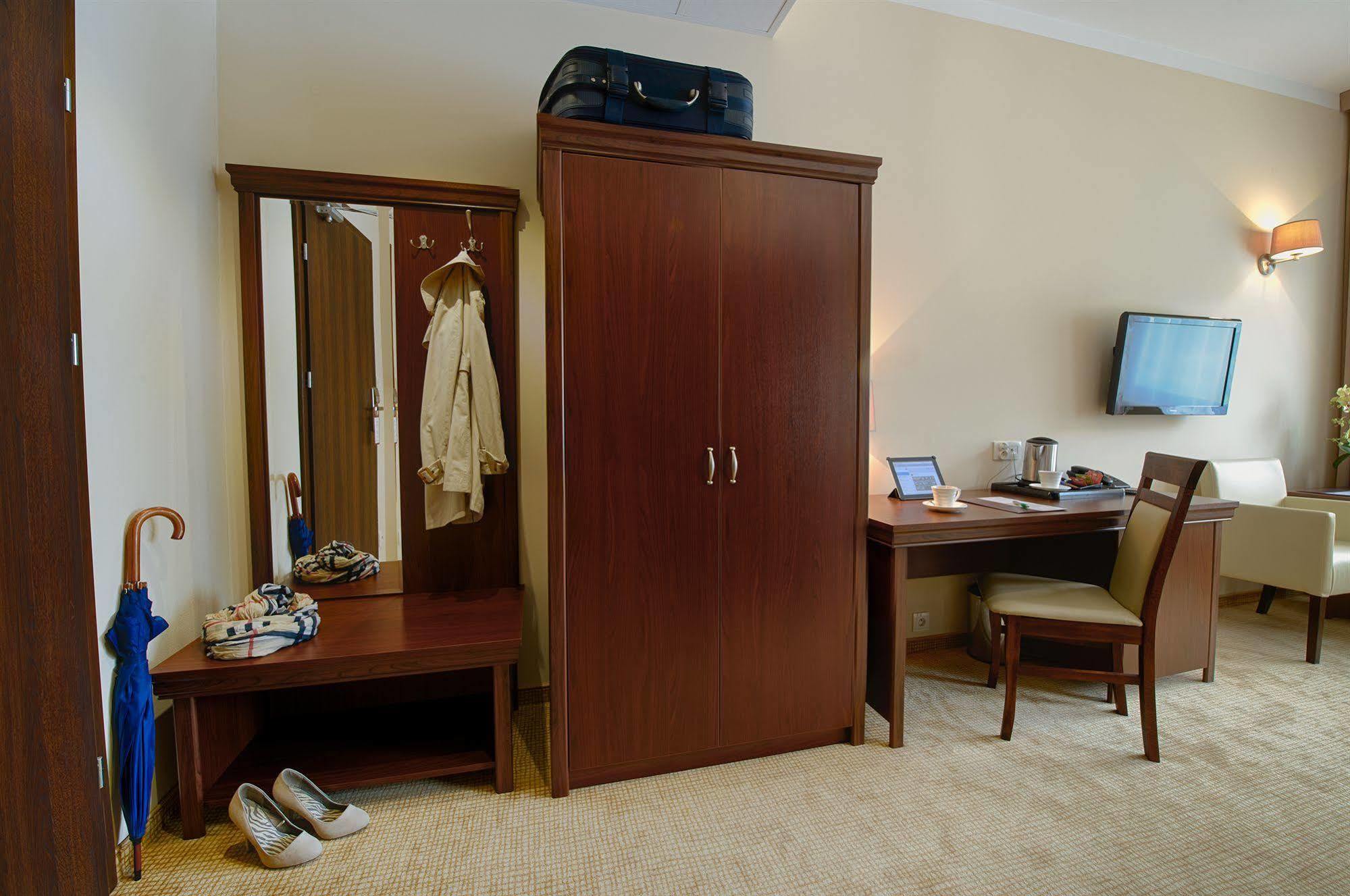 Hotel Trzebnica Kültér fotó